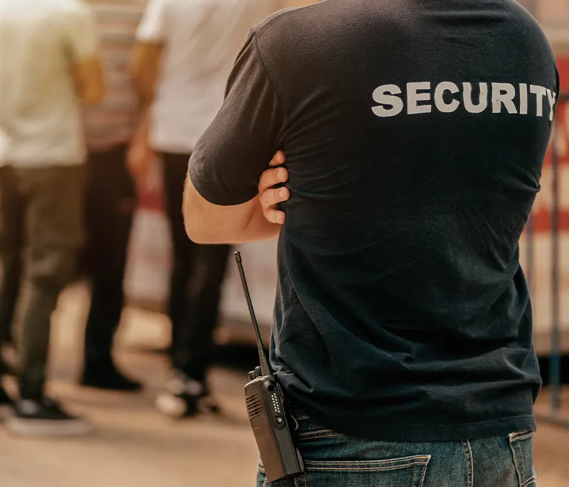 Agent de securité surveille la foule