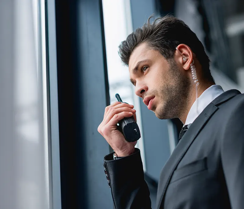 Un garde parle dans un talkie walkie